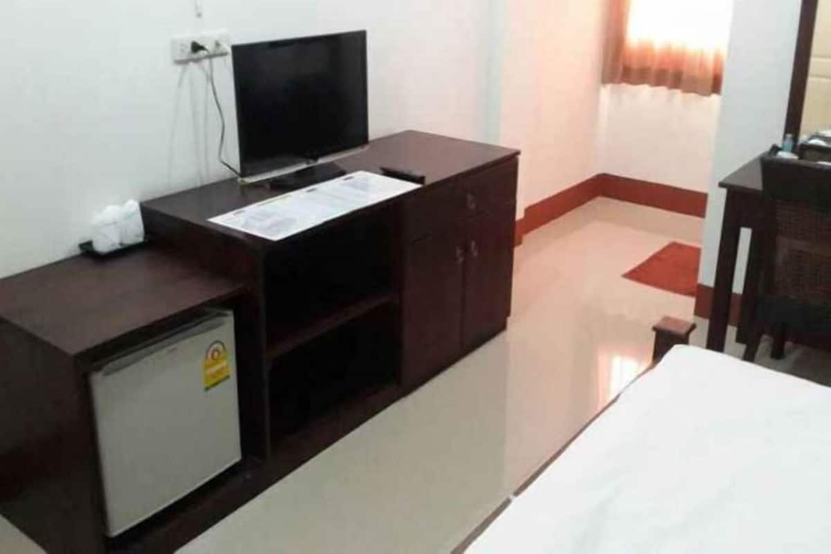 Escritorio, wifi gratis, ropa de cama