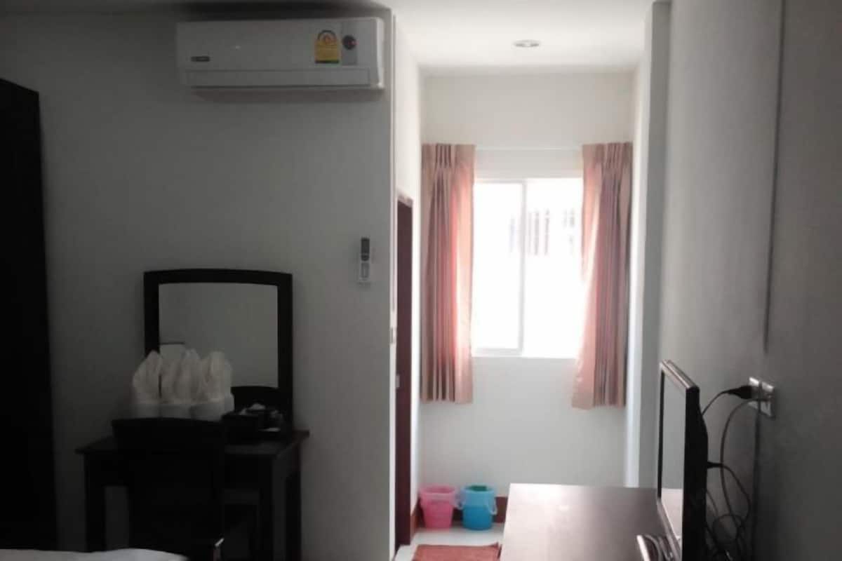 Escritorio, wifi gratis, ropa de cama