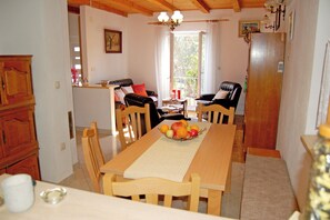 Casa | Cocina privada | Frigorífico, microondas, placa de cocina y máquina de café espresso