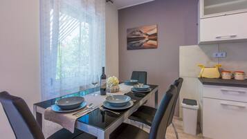 Private kitchen | Fridge, oven, stovetop, dishwasher