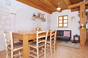 Private kitchen | Fridge, microwave, oven, stovetop