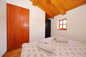 2 bedrooms, iron/ironing board, free WiFi