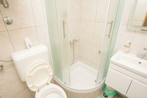 Appartement (A1) | Salle de bain | Douche, serviettes fournies