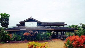 Een resortgebouw met een bord waarop 'HAVILA RESORT' staat.