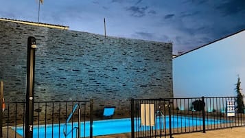 Piscina a l'aire lliure de temporada (horari: 10:00-22:00) i gandules