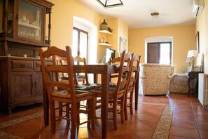 Maison, plusieurs chambres (Planta baja) | Restauration dans la chambre