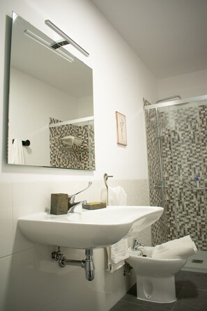 Rainfall showerhead, free toiletries, hair dryer, towels - La Casa Grande de Adolfo (La Codosera)