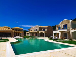Piscine chauffée, chaises longues