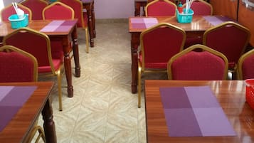 Café da manhã, almoço e jantar; local e internacional