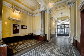 Property entrance - Opera Apartment (Budapest)