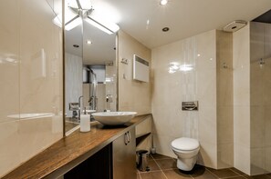 Apartemen Desain, 1 Tempat Tidur Queen | Kamar mandi | Shower, pengering rambut, handuk, dan sabun