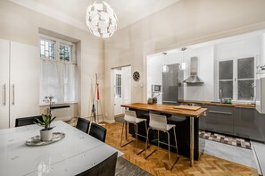 Design-Apartment, 2 Schlafzimmer | Eigene Küche | Kühlschrank, Mikrowelle, Ofen, Herdplatte