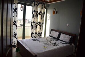 デスク、遮光カーテン、WiFi (無料)、ベッドシーツ