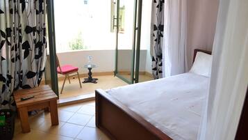 Escritorio, cortinas blackout, wifi gratis y ropa de cama