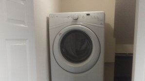 Uma lavanderia com duas máquinas de lavar empilhadas.