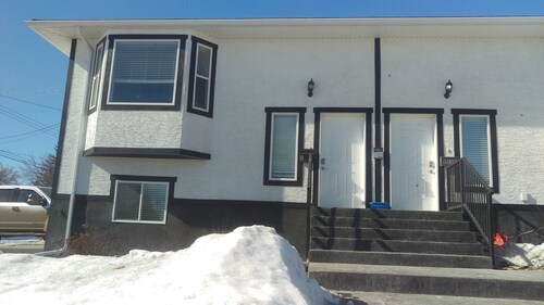 Clean and bright town home in central location