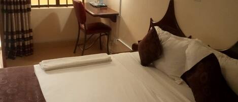 Bureau, rideaux occultants, fer et planche à repasser, Wi-Fi gratuit