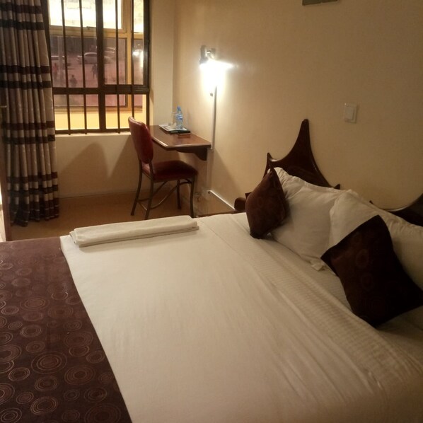 デラックス ルーム | デスク、遮光カーテン、アイロン / アイロン台、WiFi (無料)