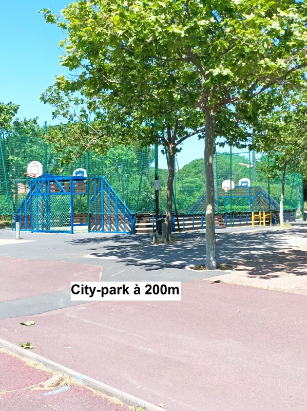 Sport court - Lara 4 - T2 spacious quiet parental room Private parking near beach (Le Cap d'Agde)