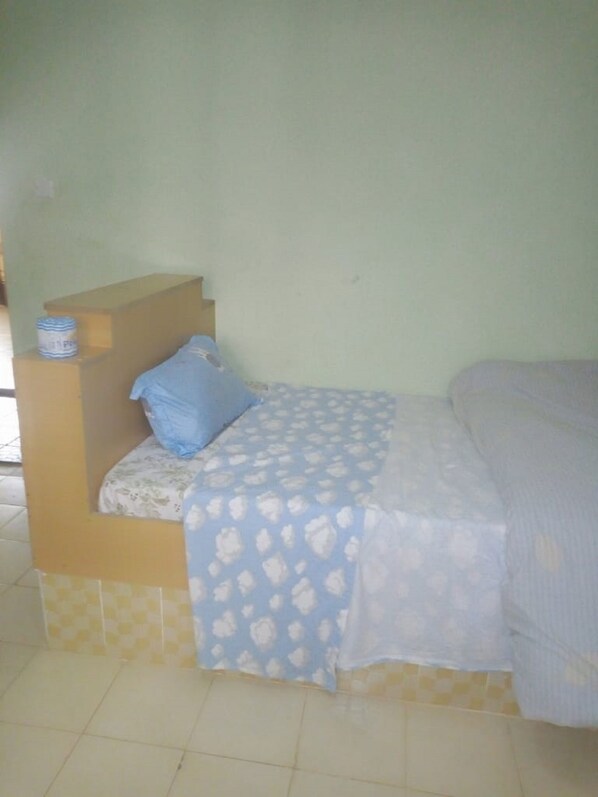 Double Room | Desk, free WiFi, bed sheets - Peacock Restaurant (Nyeri)