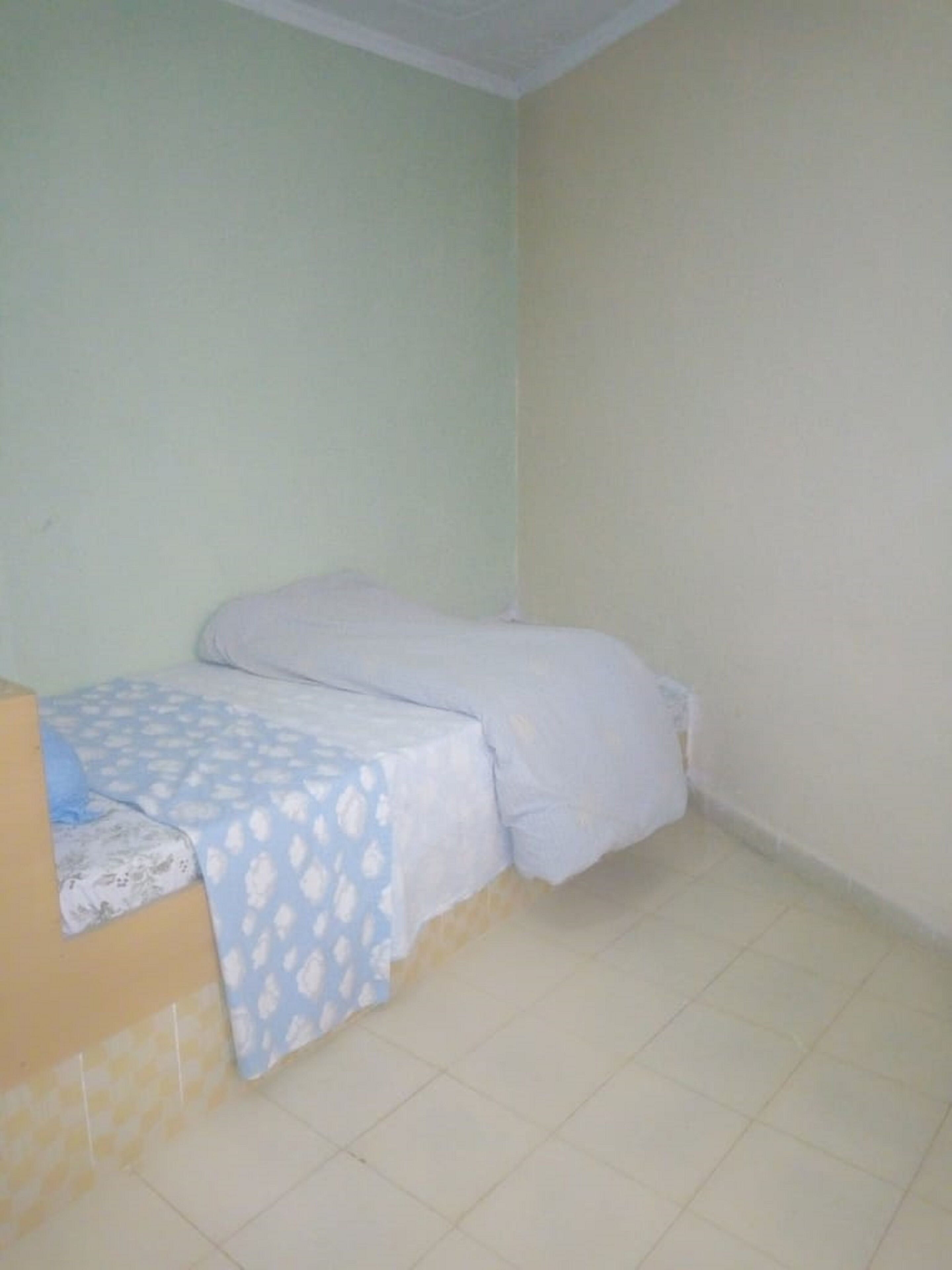 Escritorio, wifi gratis y ropa de cama 