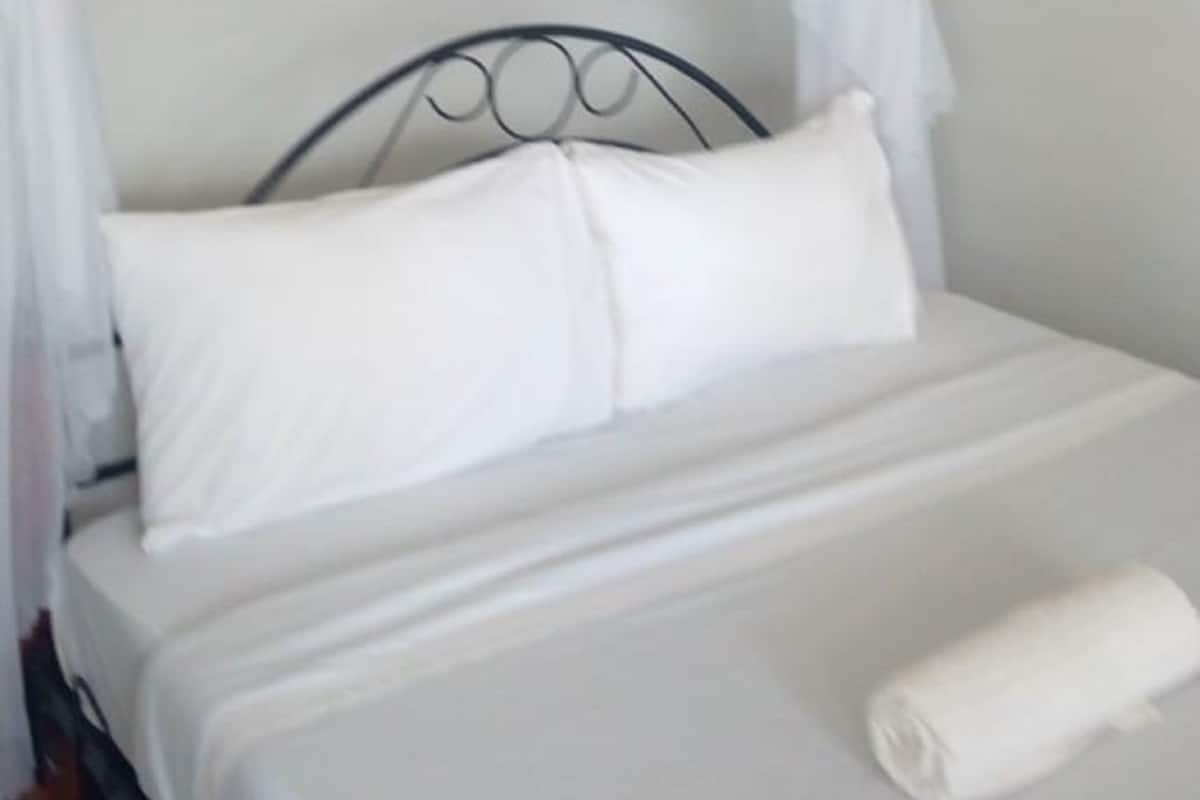 Standard Room | Desk, iron/ironing board (on request), WiFi (free), bed sheets