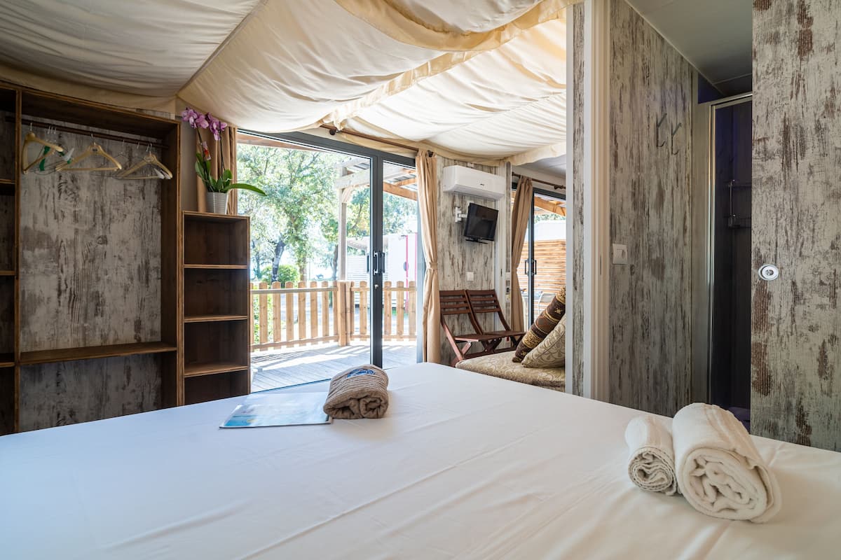 Nhà gỗ Superior (Pet Friendly) | Màn/rèm cản sáng, trang bị nội thất với thiết kế riêng biệt