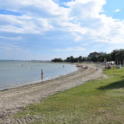 Aan een privéstrand, ligstoelen, parasols, een strandbar