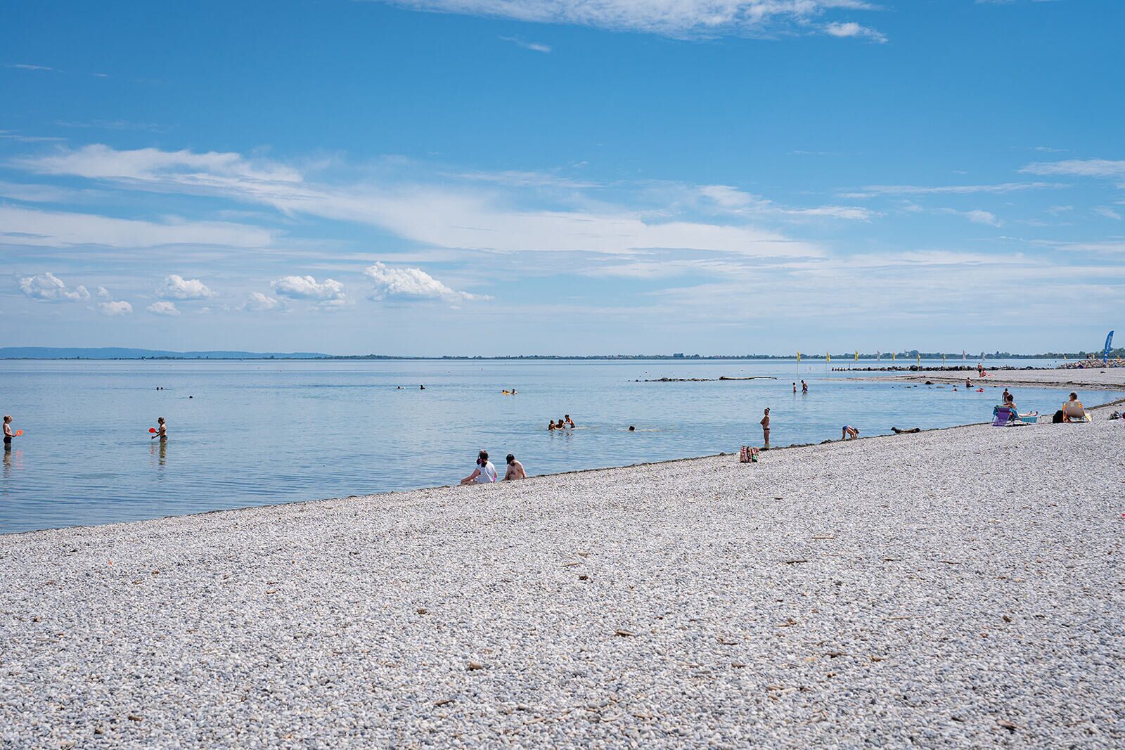 Pantai pribadi, kursi berjemur, payung pantai, dan bar pantai