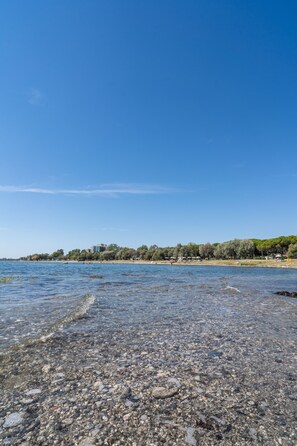 Private beach, sun-loungers, beach umbrellas, beach bar - Club Del Sole Marina Julia Family Collection (Monfalcone)