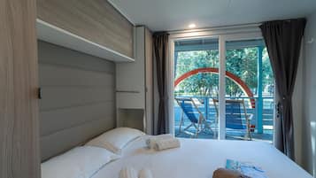 Deluxe Mobile Home (Pet Friendly) | 3 bedrooms, individually furnished, blackout curtains