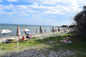 Private beach, sun loungers, beach umbrellas, beach bar - Club Del Sole Marina Julia Family Collection (Monfalcone)