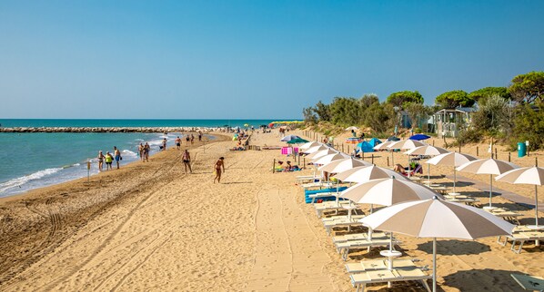 Plage privée, chaises longues, parasols