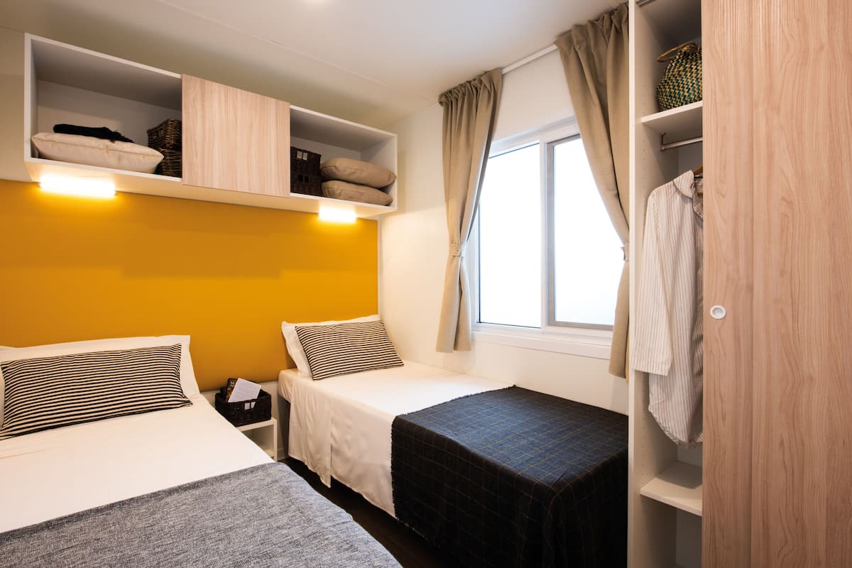 2 bedrooms, down duvets, blackout curtains