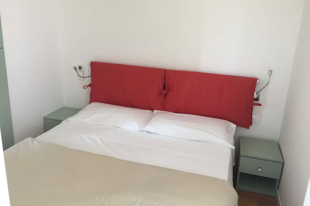 2 bedrooms, down duvets, blackout curtains