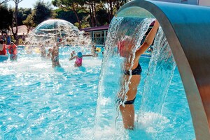 Una piscina al aire libre de temporada