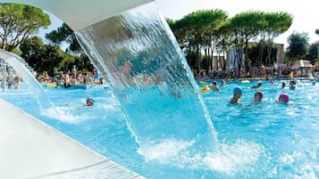 Una piscina al aire libre de temporada