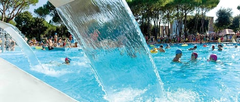 Una piscina al aire libre de temporada