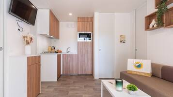 Lodge Deluxe Family | Cucina privata | Frigorifero con congelatore, piano cottura, macchina per caffè espresso