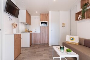 Lodge Deluxe Family | Cozinha privada | Geladeira grande, cooktop, máquina de café expresso, cadeirão de bebê