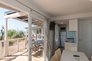 Grand réfrigérateur, plaque de cuisson, machine à expresso, chaise haute