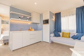 Junior Suite Family Panorama, Animali non Ammessi | リビング エリア | 32 インチの薄型テレビ (デジタル放送視聴可)、テレビ、卓球台