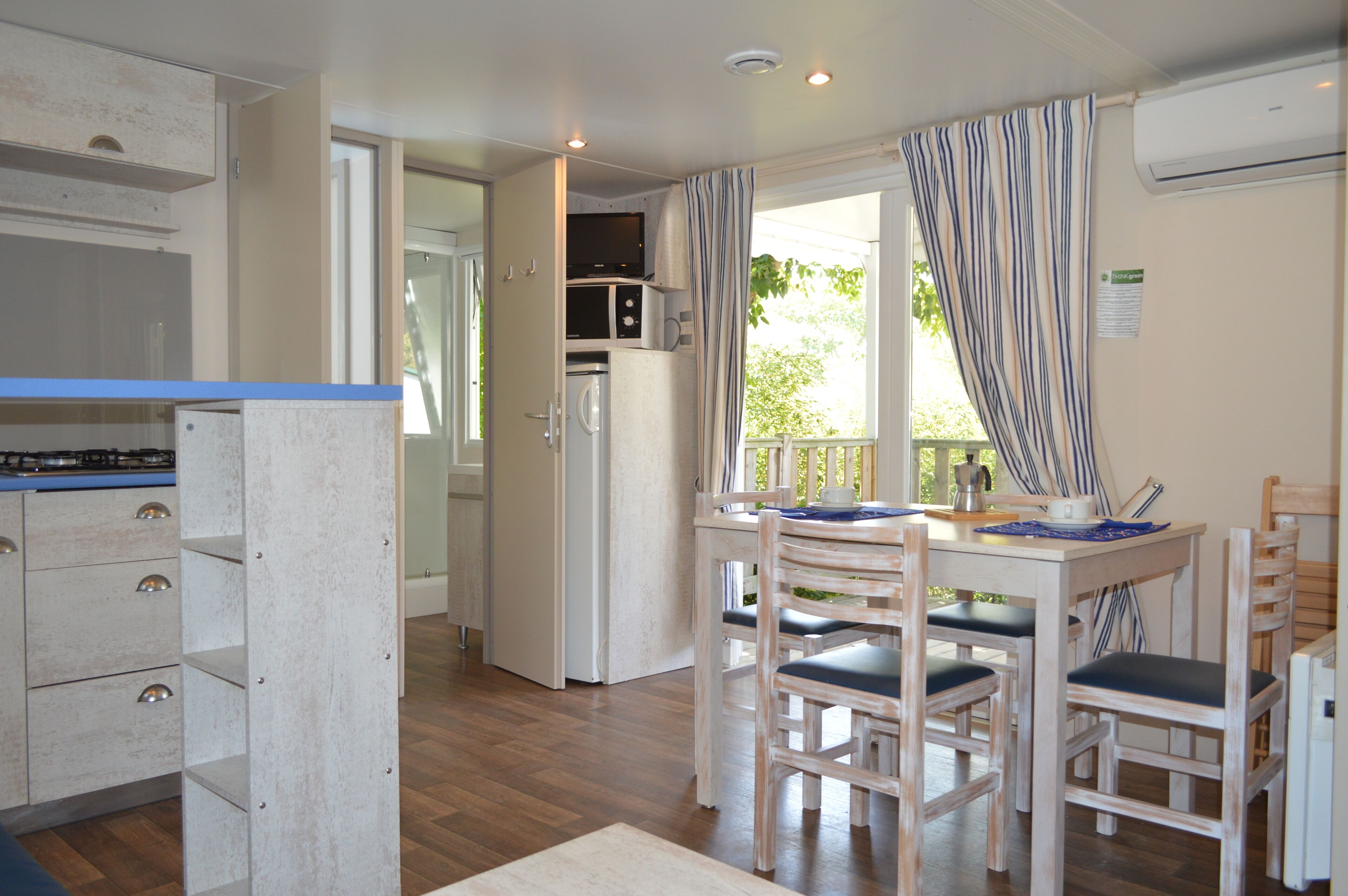 32 インチの薄型テレビ (デジタル放送視聴可)、テレビ、卓球台