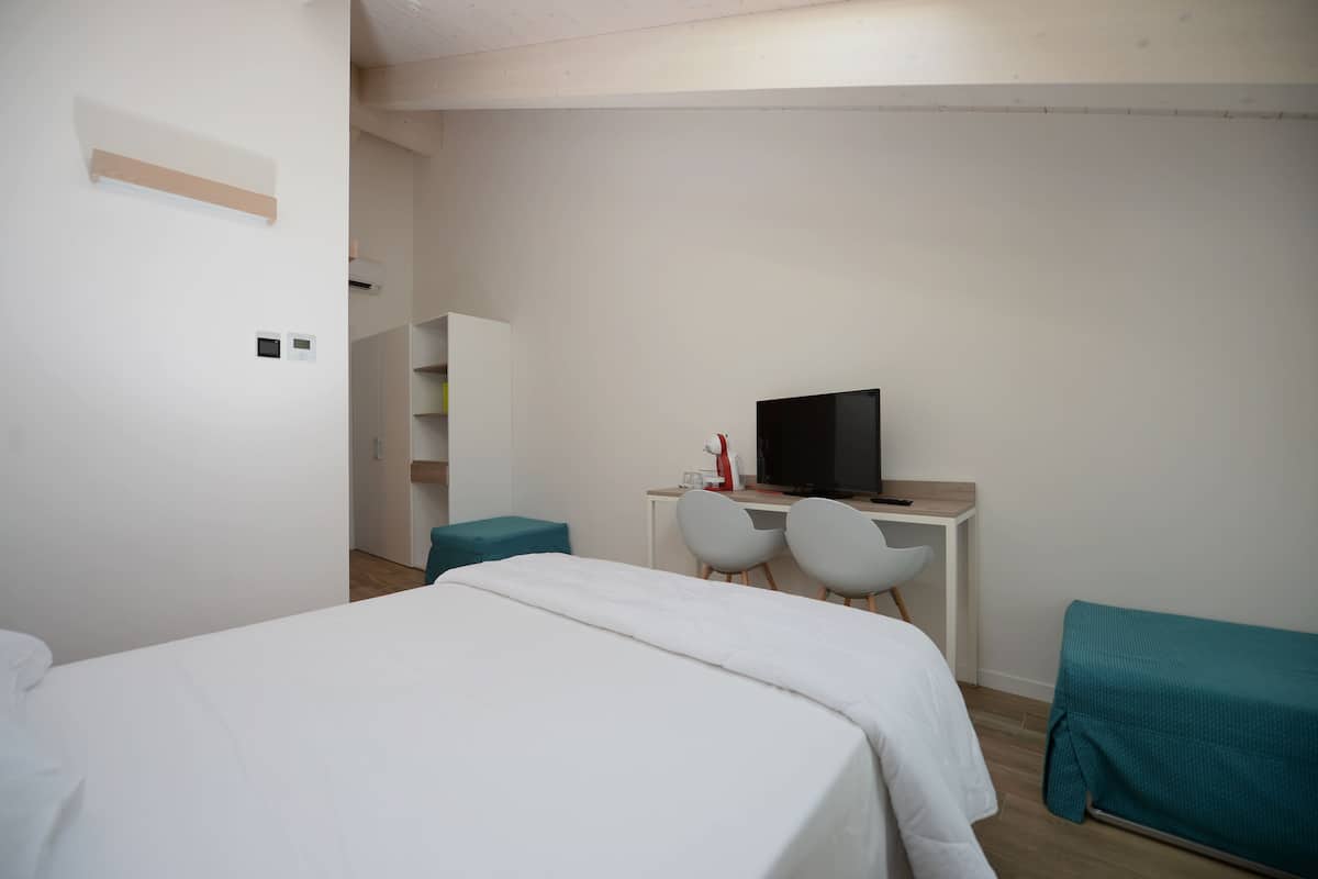Comfort Room | 2 bedrooms, blackout curtains, soundproofing, free WiFi