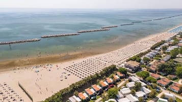 Privatstrand, Liegestühle, Sonnenschirme, Volleyball