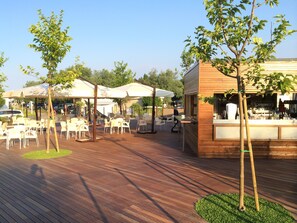 Bar au bord de la piscine