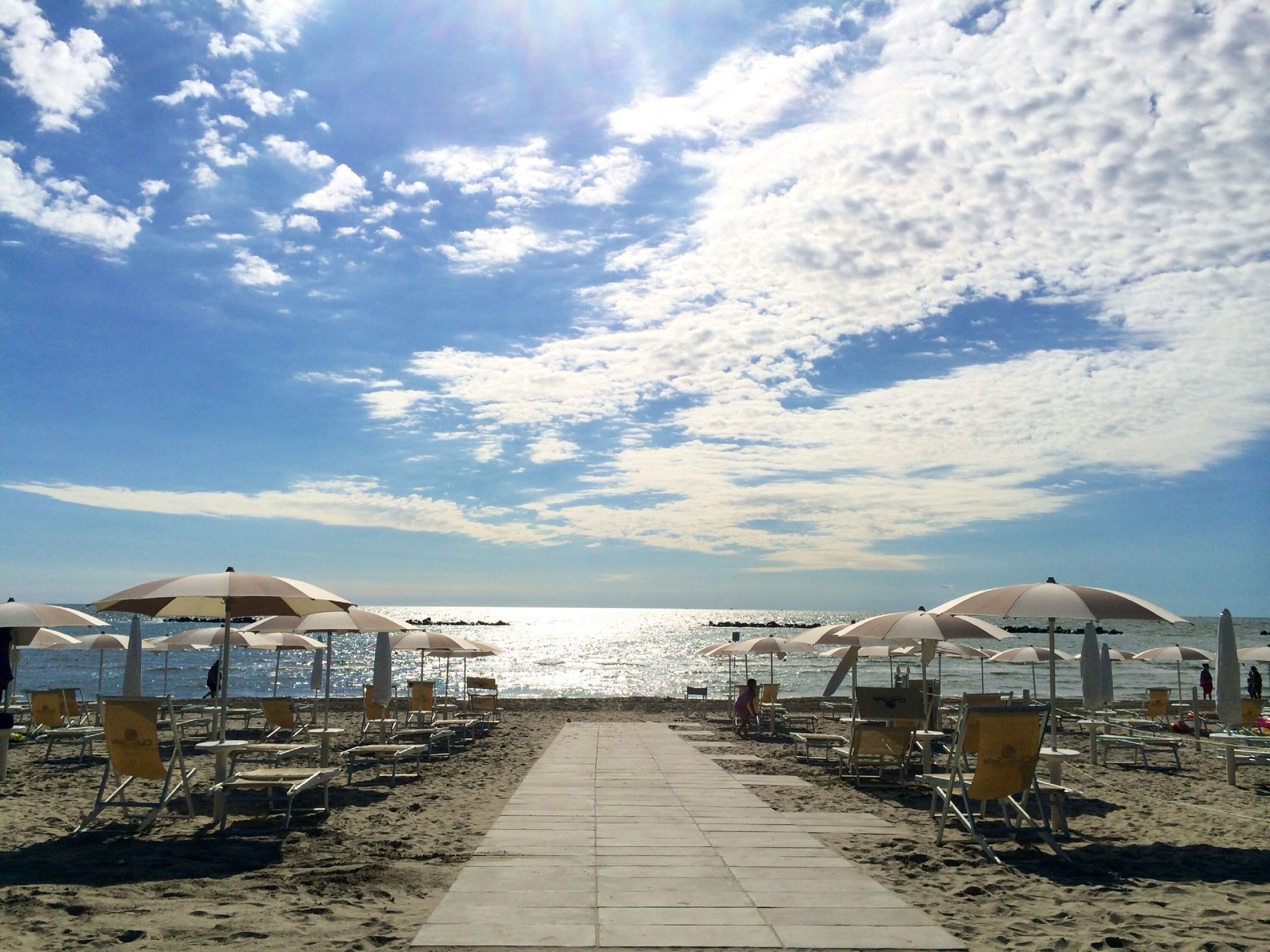 Plage privée, chaises longues, parasols, beach-volley