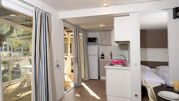 2 bedrooms, blackout curtains, soundproofing, free WiFi