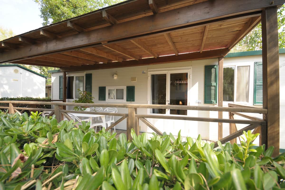 Standard Mobile Home (Pet Friendly) | 2 bedrooms, blackout curtains, soundproofing, free WiFi