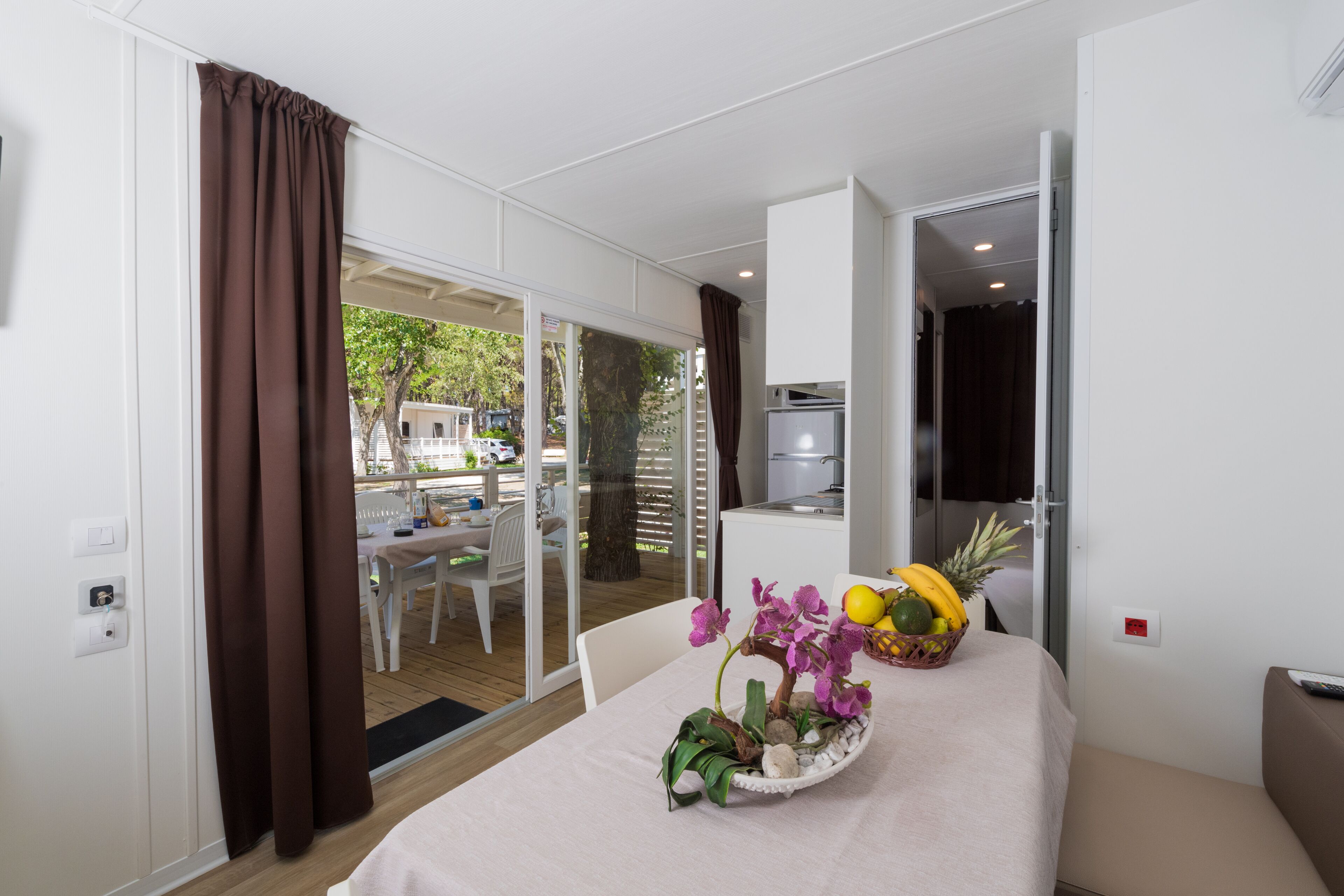 Deluxe Mobile Home | บริเวณนั่งเล่น | ทีวีจอแอลซีดี 20 นิ้ว พร้อมช่องดาวเทียม, ทีวี, โต๊ะปิงปอง